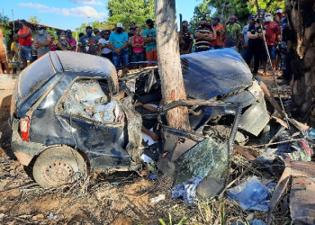 Carro bate em árvore e dois homens morrem no Sul do Piauí